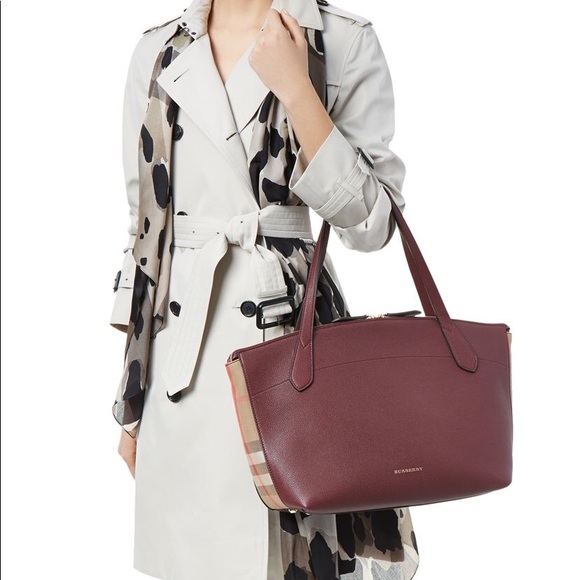 Burberry Handbags - 🎄 SALE BURBERRY WELLBURN TOTE
